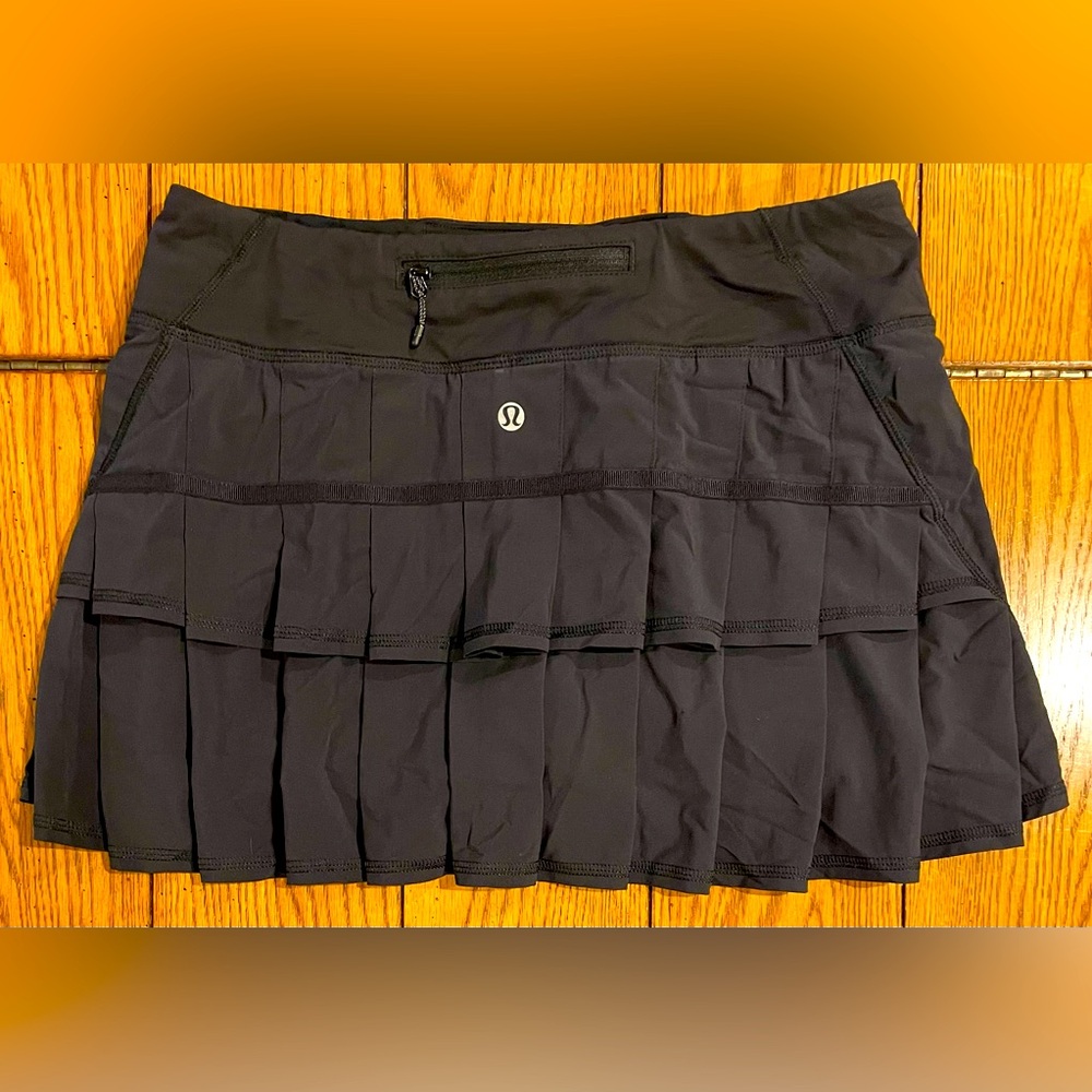 EUC Lululemon Pace Setter Skort, black, size 6 reg.pleated back, lined